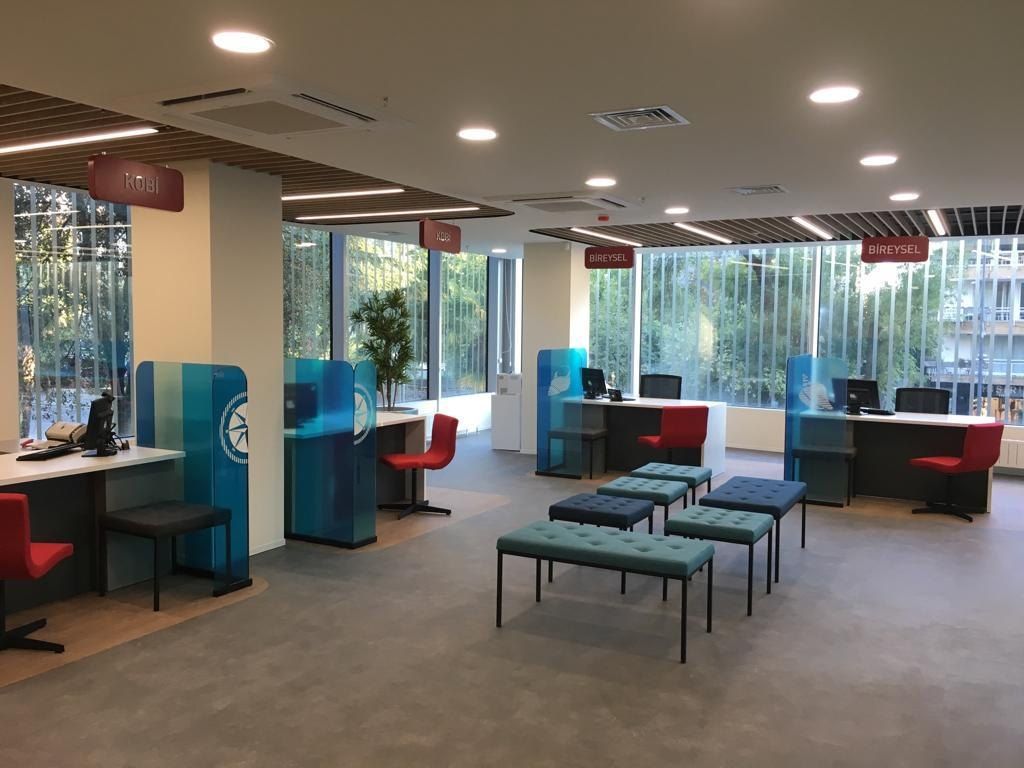 Cam cepheli bankacılık holünde mavi bekleme pufları