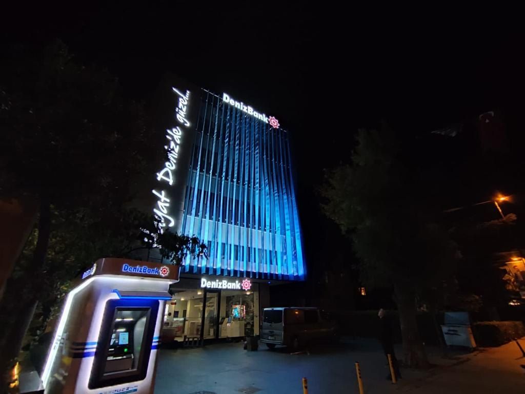 Bölge müdürlüğü binası, gece ışıklı cephe