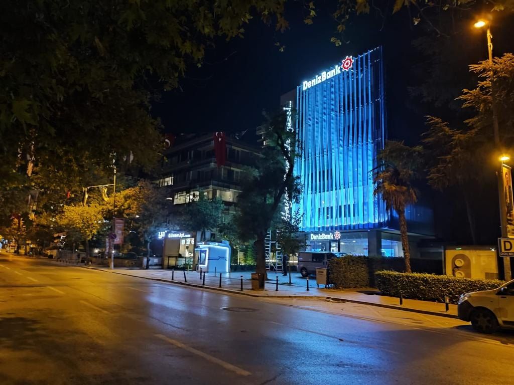 Bina ve cadde, gece görünümü