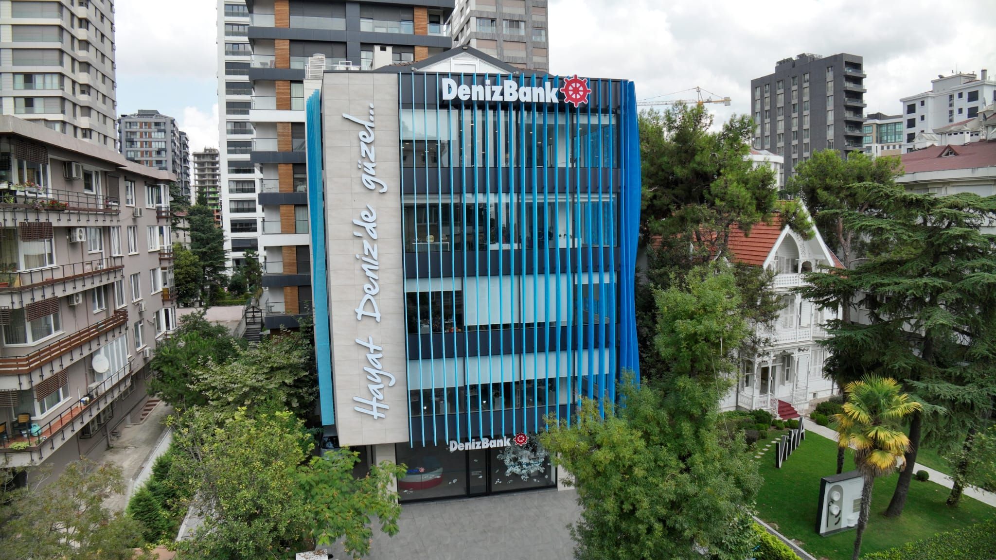 Bağdat Caddesi şubesi ve Anadolu Bölge Müdürlüğü binası; mavi lamelli cephe ve bahçe, kuş bakışı