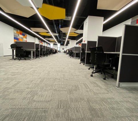 Uzun açık ofis ve çalışma masaları
