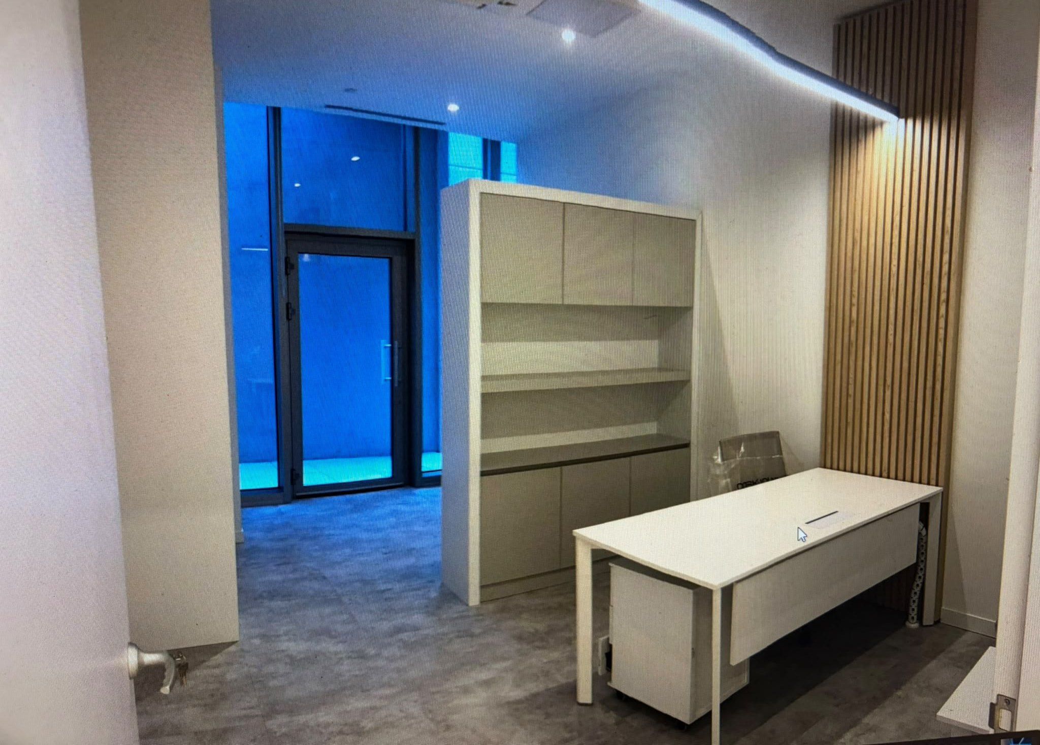 Klinikte ahşap lamel detaylı muayene ofisi