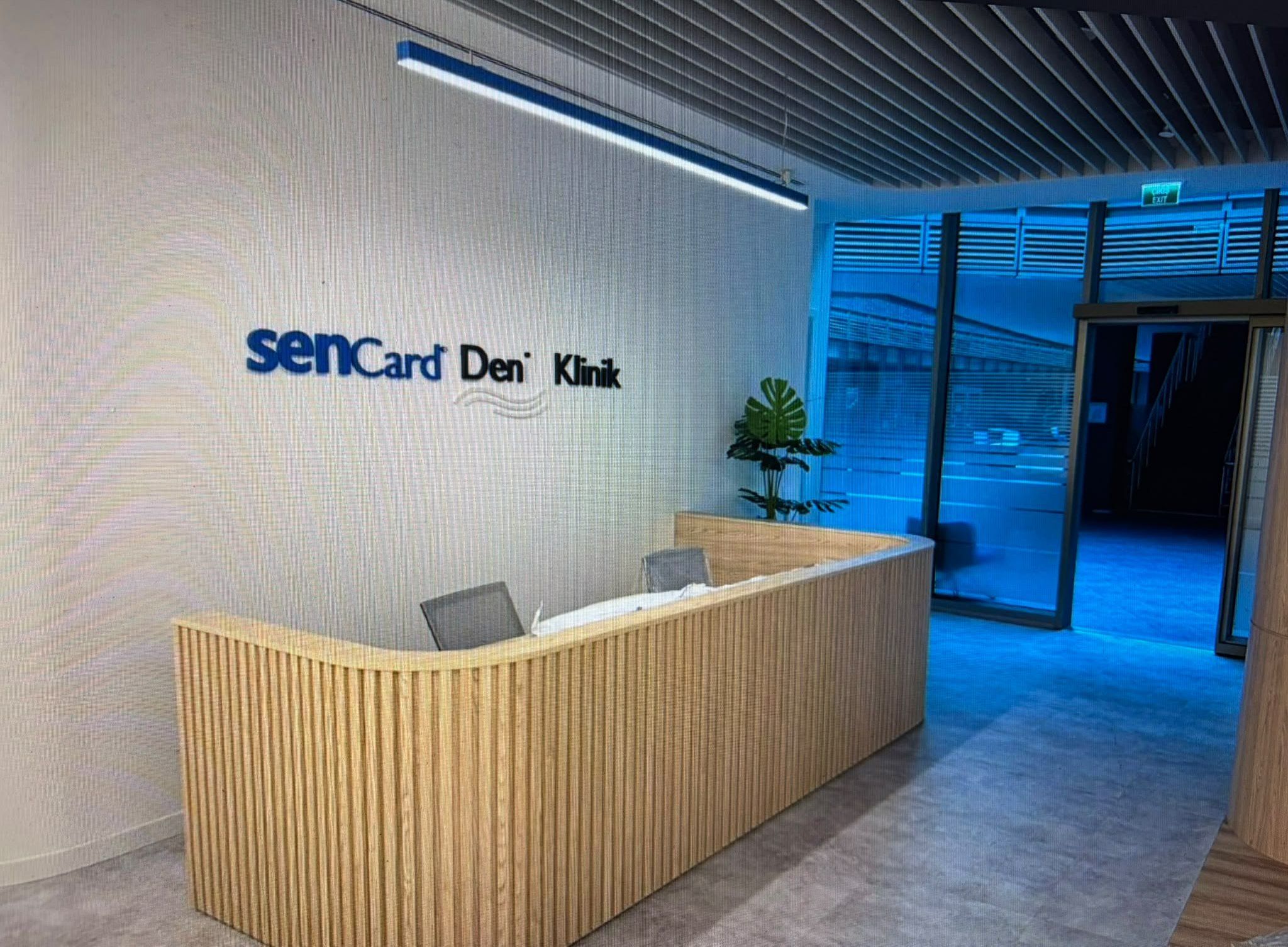 Ahşap lamelli klinik karşılama bankosu