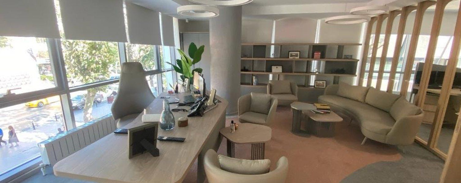 Özel bankacılık salonu; ahşap paravanlar ve oturma grupları