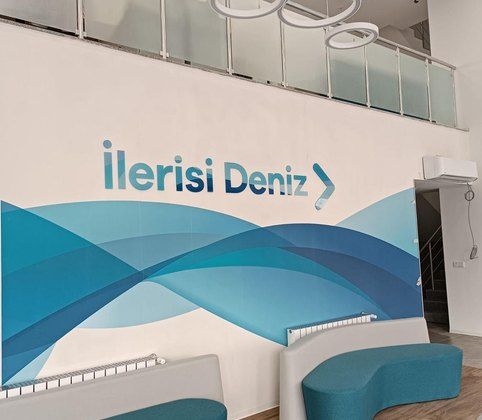 “İlerisi Deniz” yazılı dalga desenli duvar