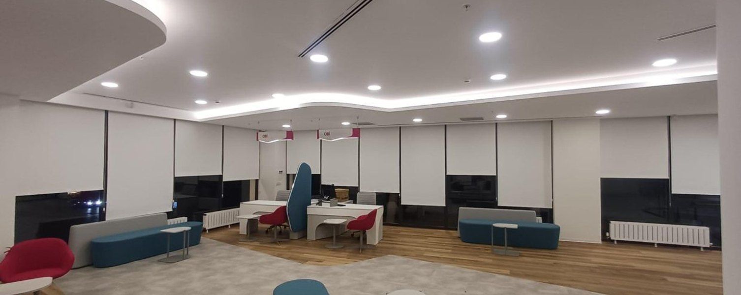 Gizli aydınlatmalı geniş ticari şube salonu