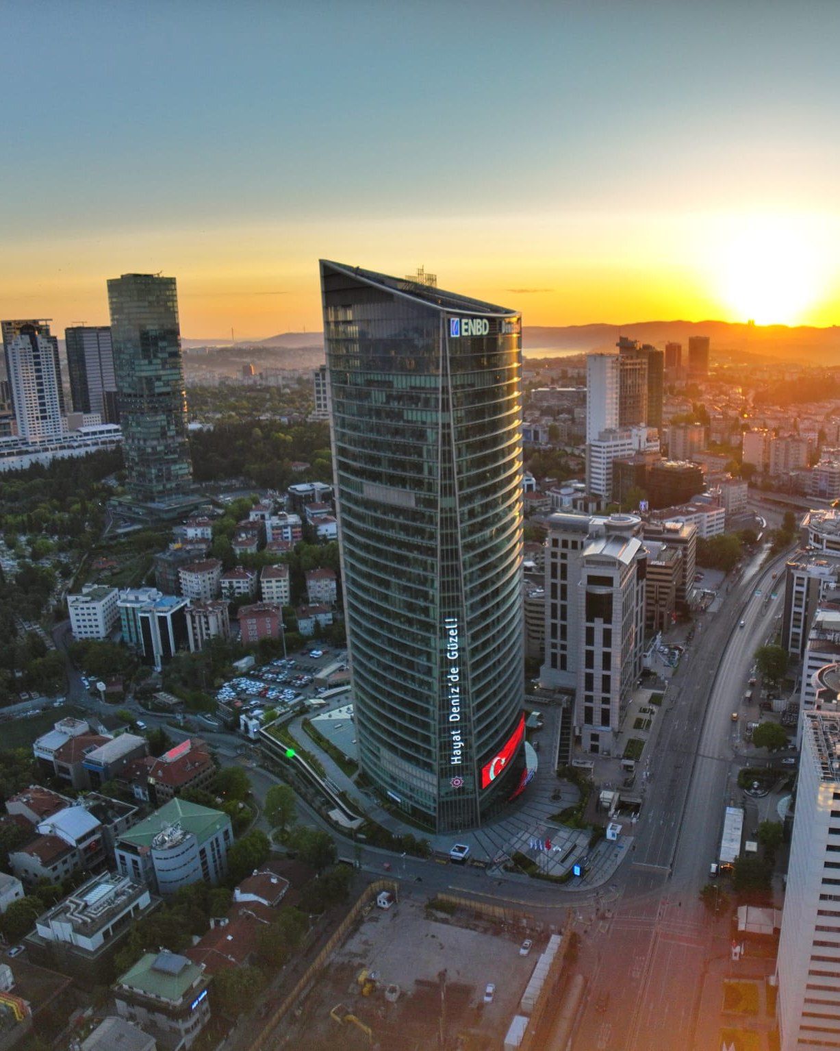 Esentepe’de Torun Tower ve çevresi, kuş bakışı; arkada güneş ve Boğaz