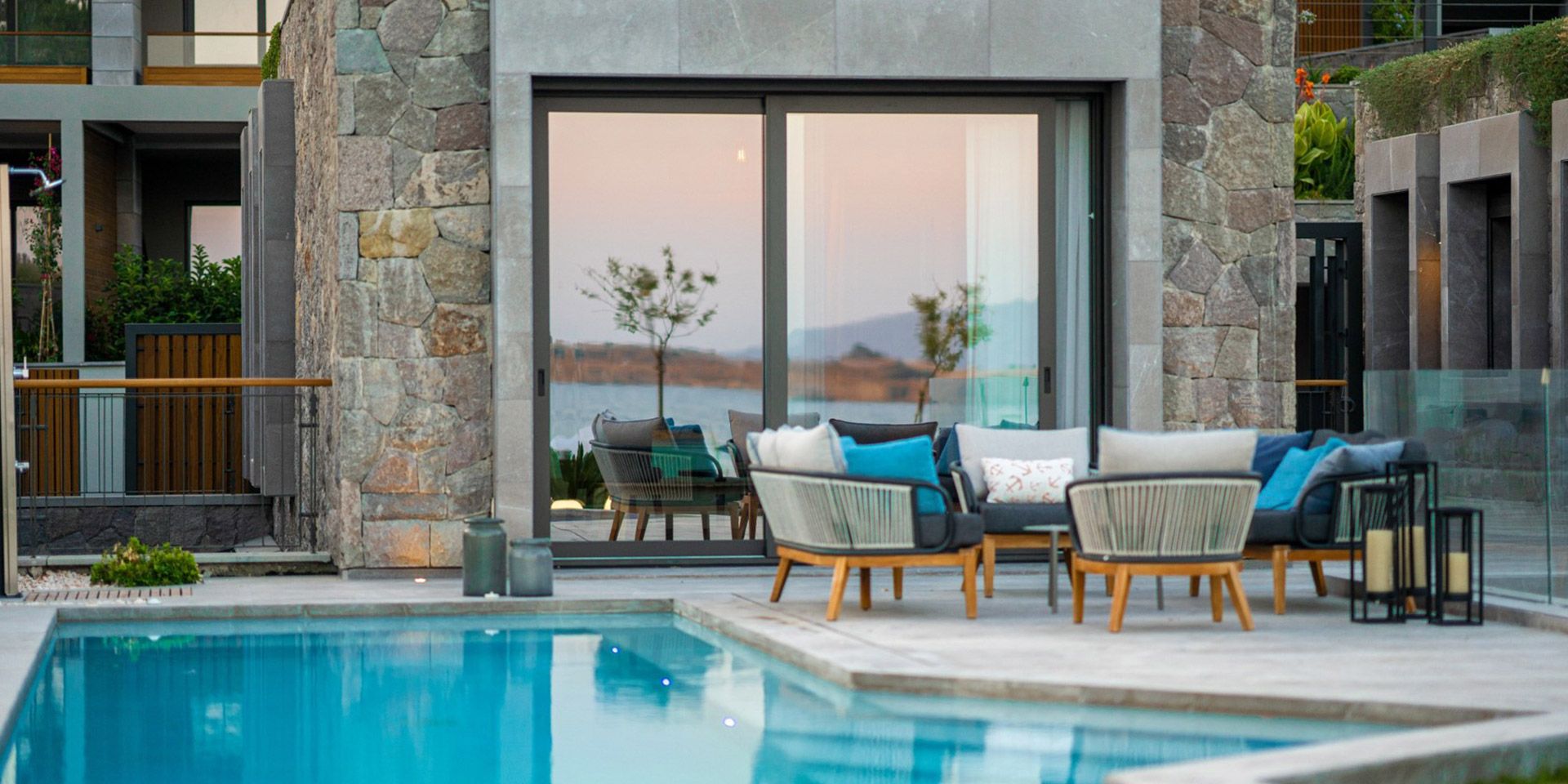 Villa terası, havuz ve dış oturma alanı